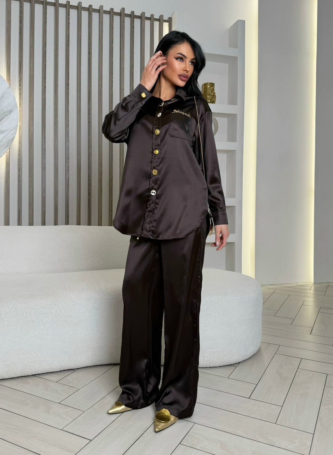 брючный атласный костюм,атласный костюм,атласный костюм вечерний,костюм брючный шёлк "шоколад",черный шелковый костюм в пижамном стиле