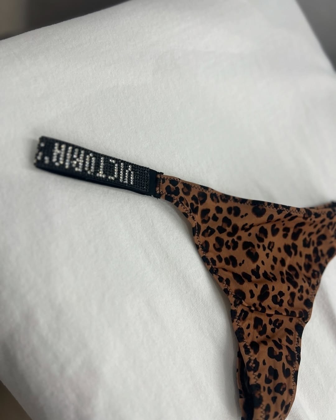 трусы виктория сикрет леопардовые,женские трусы стринги,нижнее белье стринги,трусы виктория сикрет со стразами,виктория сикрет трусы женские