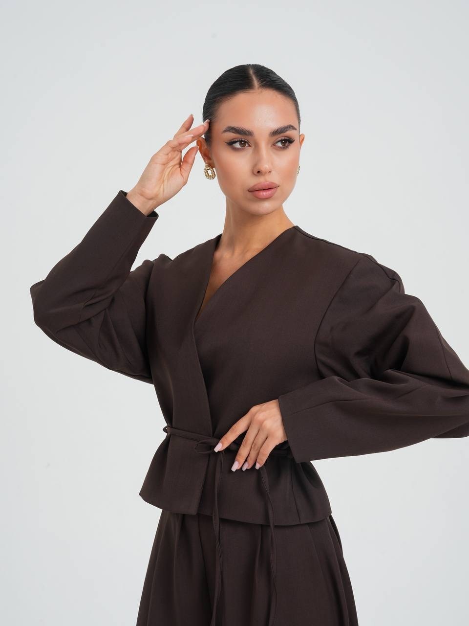 атласный брючный костюм,женский костюм,костюм брючный,брючный костюм женский,костюм с брюками-алладинками коричневый