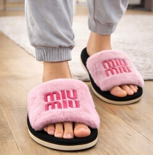 тапочки miu miu,,тапочки домашние женские,модные тапочки miu miu глубокий черный,тапочки меховые miu miu