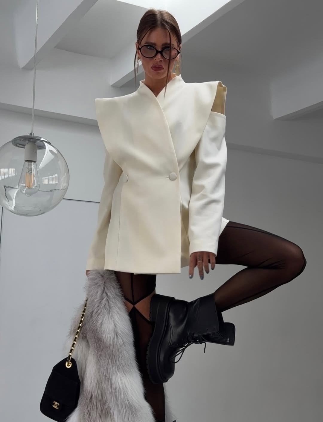 жакет с архитектурными плечами,жакет,платье-пиджак асимметричного кроя,белое пальто