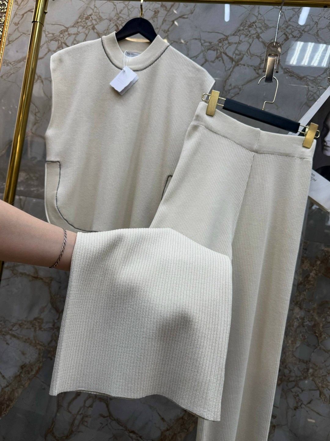 трикотажные костюмы,вязаные жилеты,брючный комплект,жилет женский вязаный,костюм бежевый