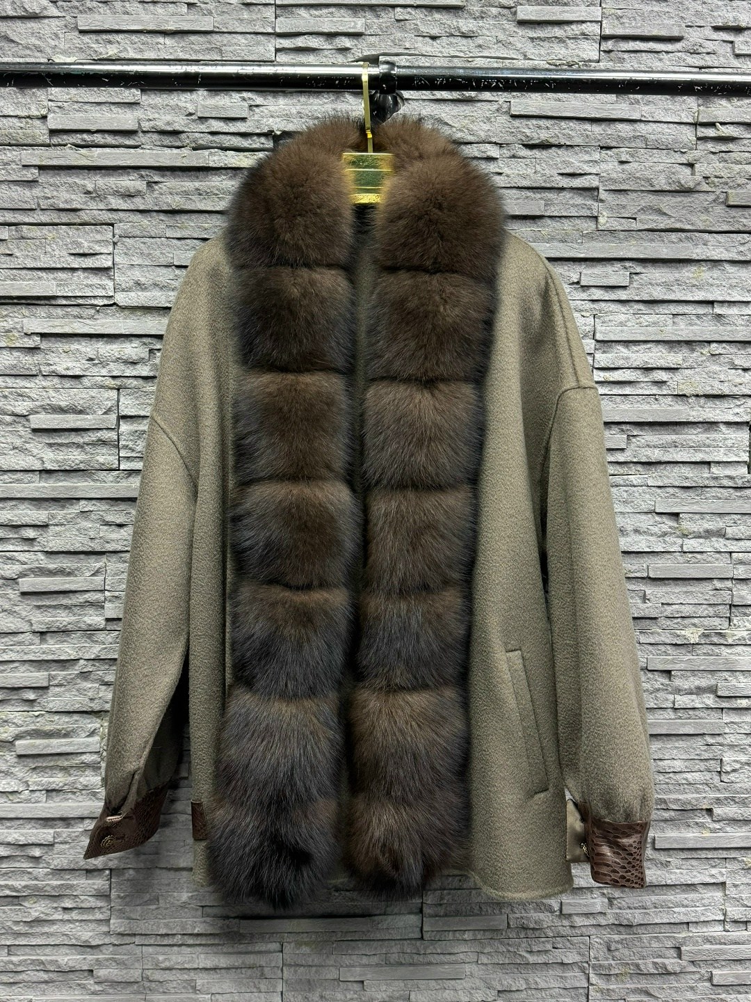 пальто с соболем,кашемировое пальто серо-бежевого цвета с мехом куницы,кардиган из кашемира,утепленное кашемировое пальто с мехом соболя,кашемировое пальто с мехом куницы yana kraft brand