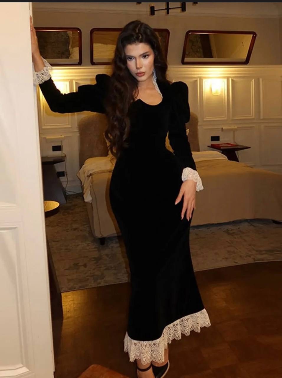 черное велюровое вечернее платье с длинными рукавами,стильные наряды,вечернее платье,элегантное длинное платье,женщина