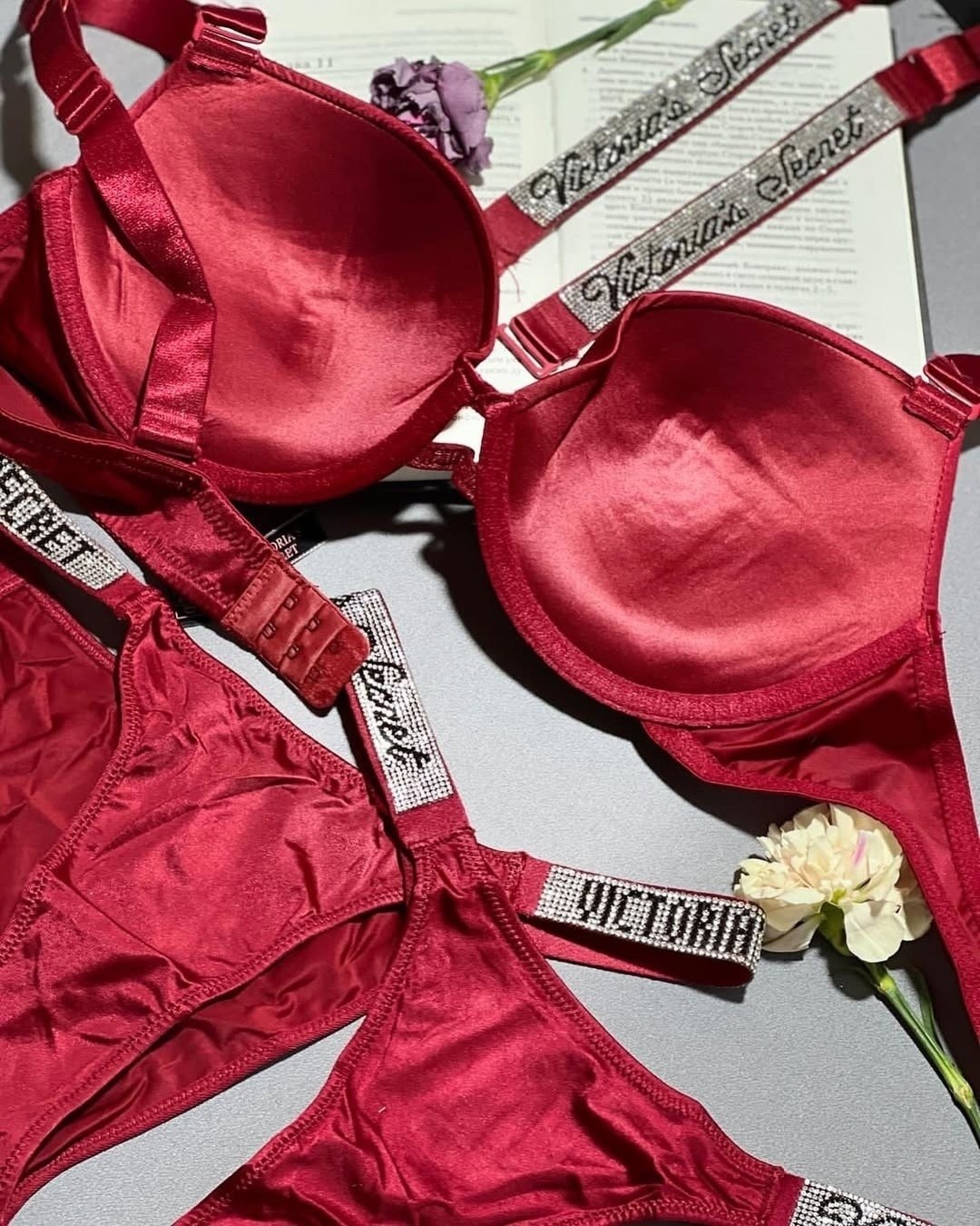 комплект нижнего белья victoria secret,нижнее белье виктория сикрет,комплект нижнего белья,нижнее белье комплект женское,комплект виктория сикрет со стразами красный