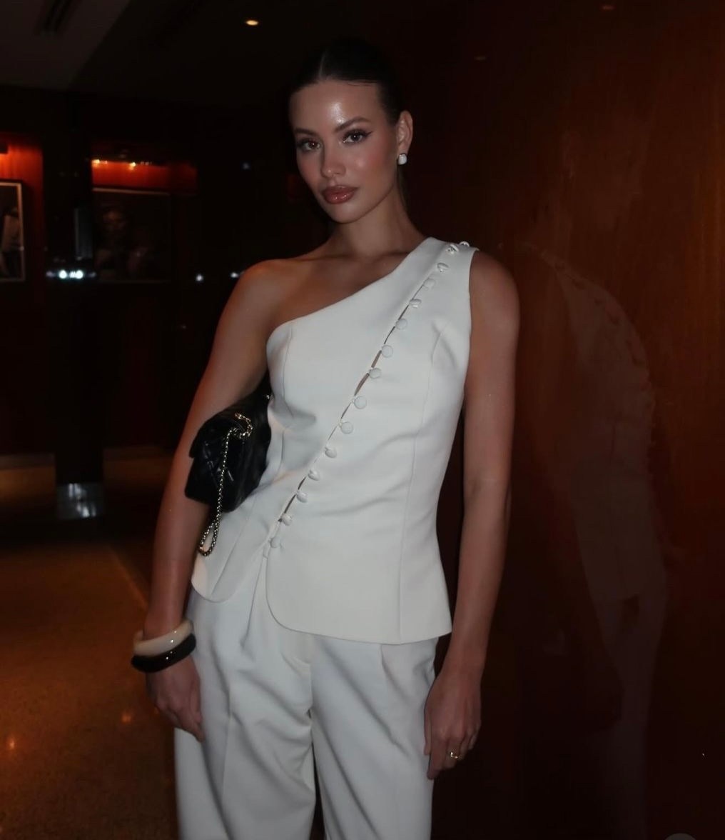 стильные наряды,образ с брюками,женские жилеты,девушка,белые брюки