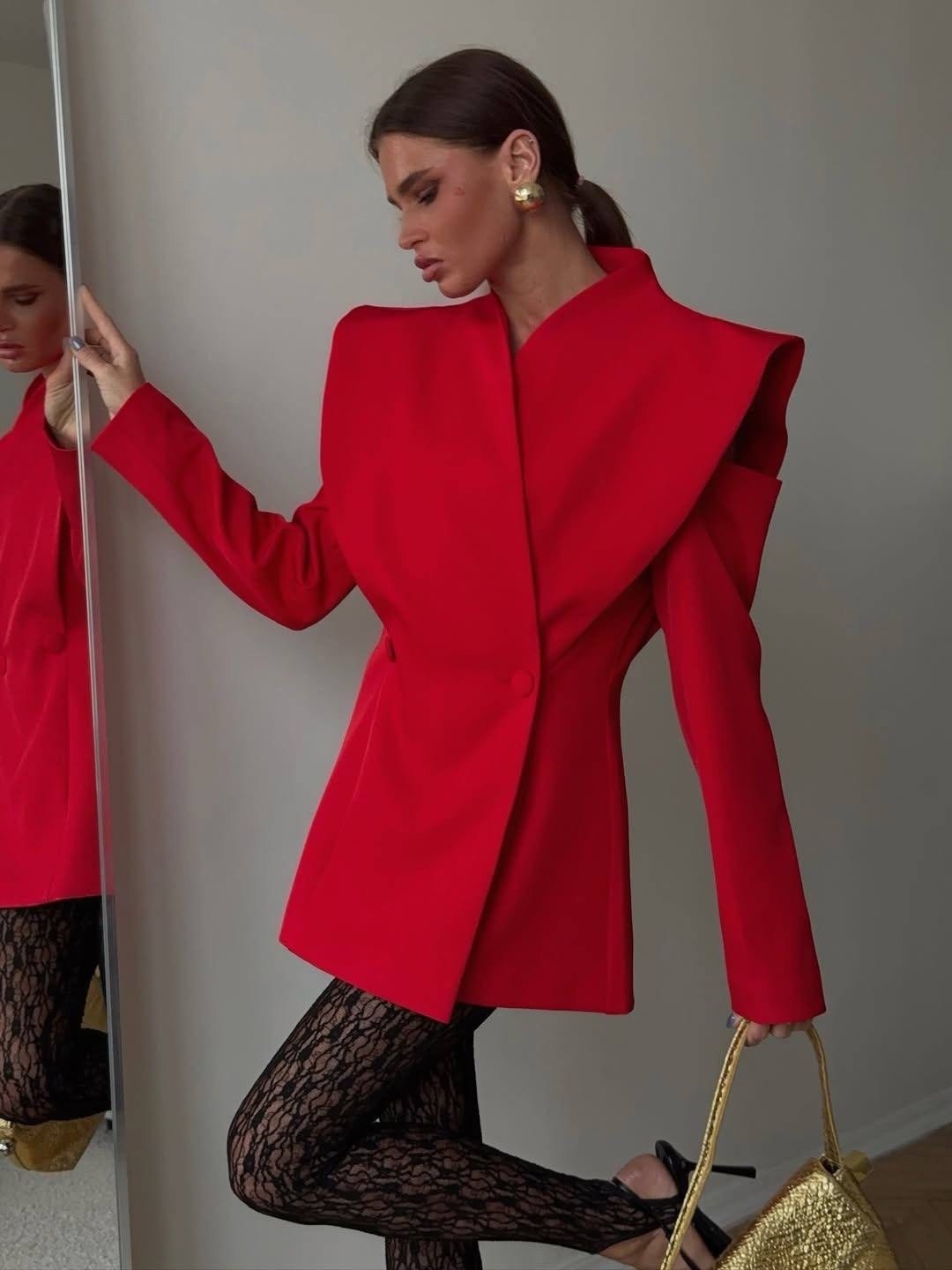 жакет с архитектурными плечами,жакет,платье-пиджак асимметричного кроя,белое пальто