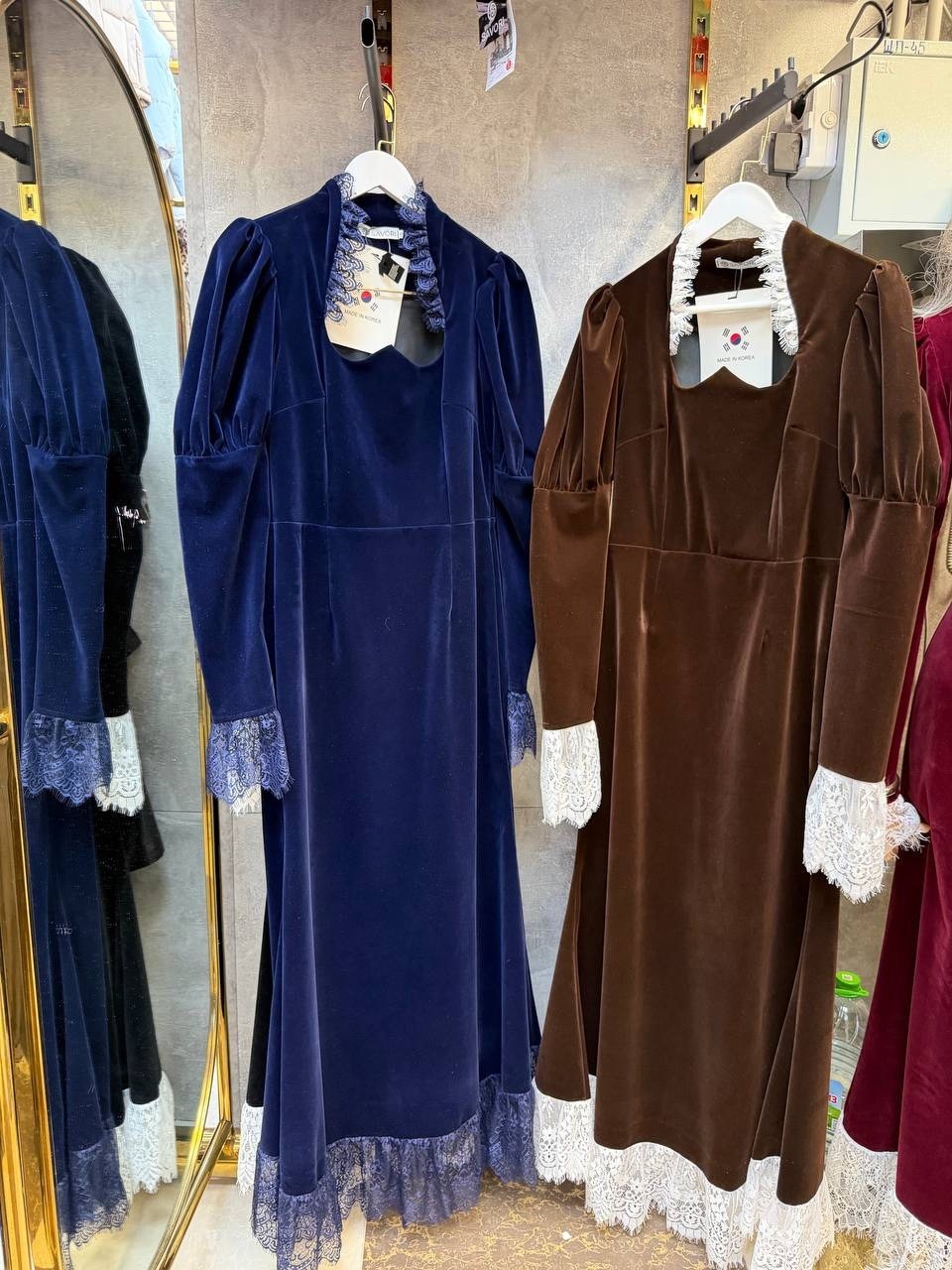 черное велюровое вечернее платье с длинными рукавами,стильные наряды,вечернее платье,элегантное длинное платье,женщина