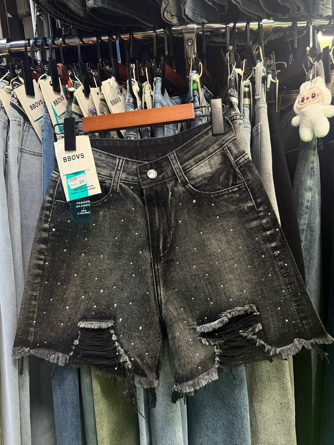 женские джинсовые шорты,джинсовые шорты,рваные джинсовые шорты,джинсовые шорты со стразами,женские шорты