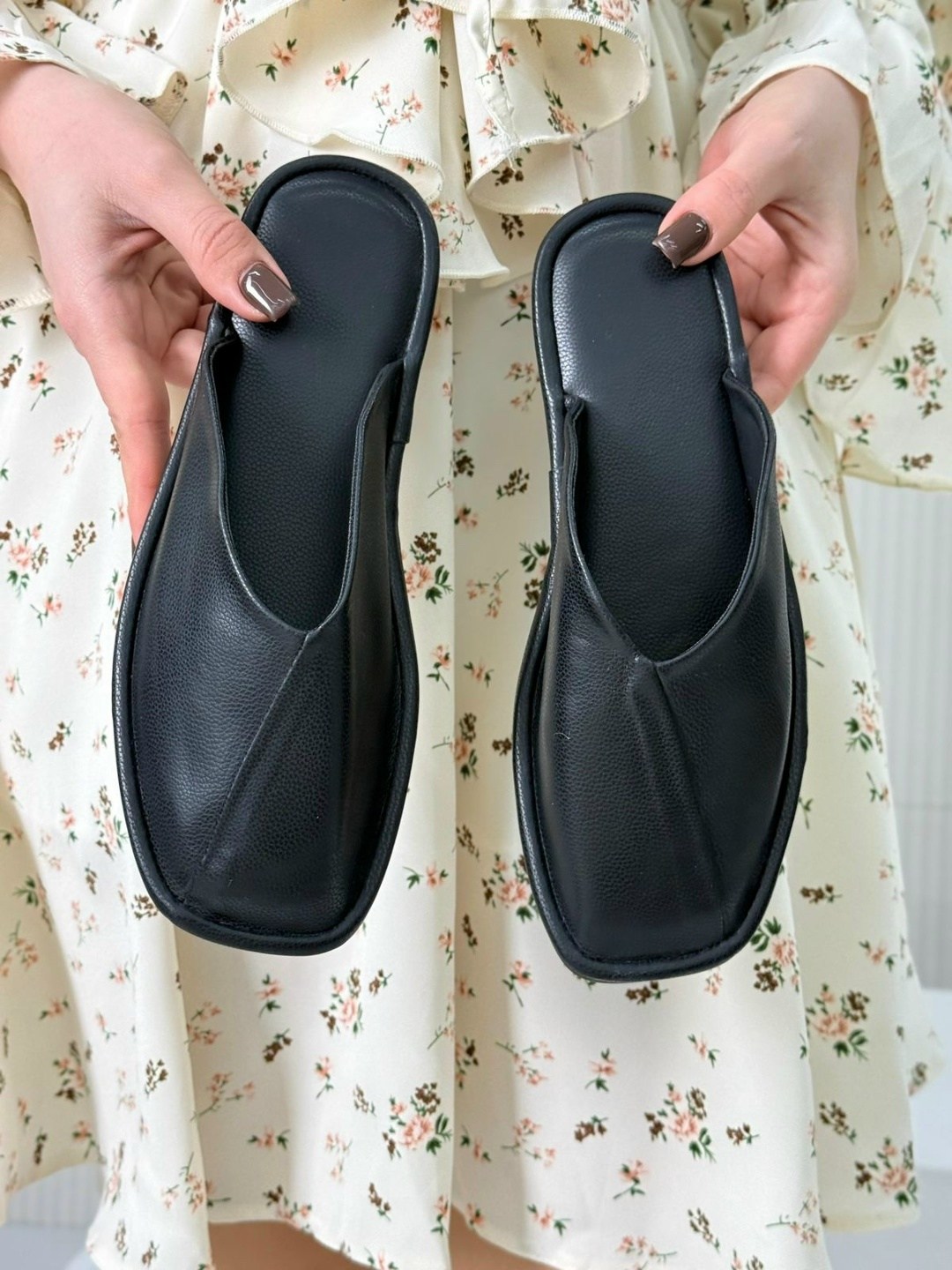 ,кожаные тапки,кожаные шлепки,женские шлепанцы,тапочки модные