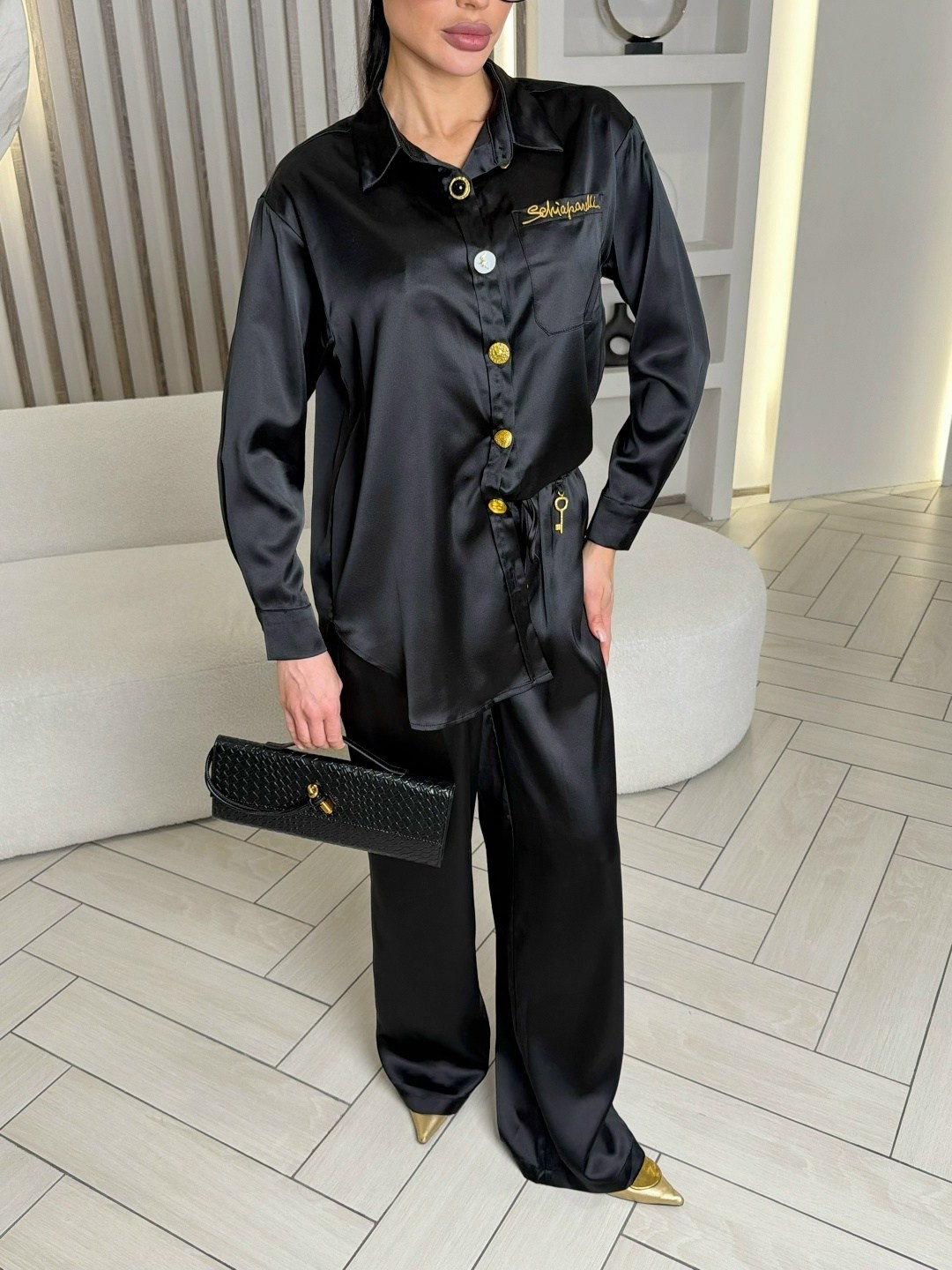 черный шелковый костюм в пижамном стиле,шелковый брючный костюм,брючный костюм,шелковый костюм,костюм с брюками