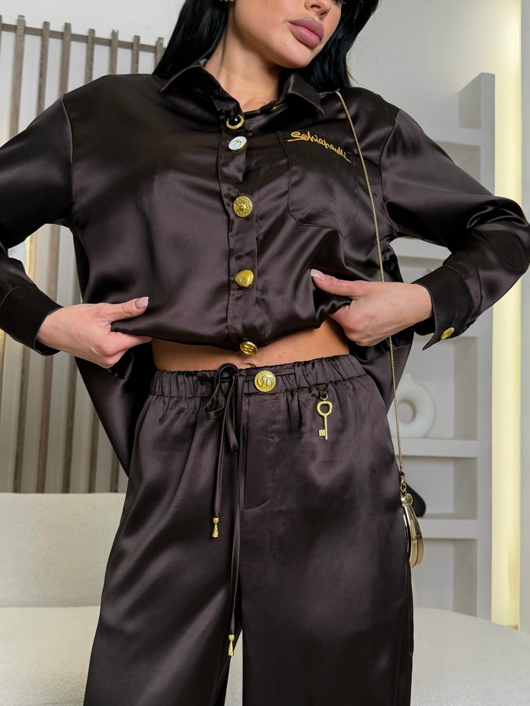 брючный атласный костюм,атласный костюм,атласный костюм вечерний,костюм брючный шёлк "шоколад",черный шелковый костюм в пижамном стиле