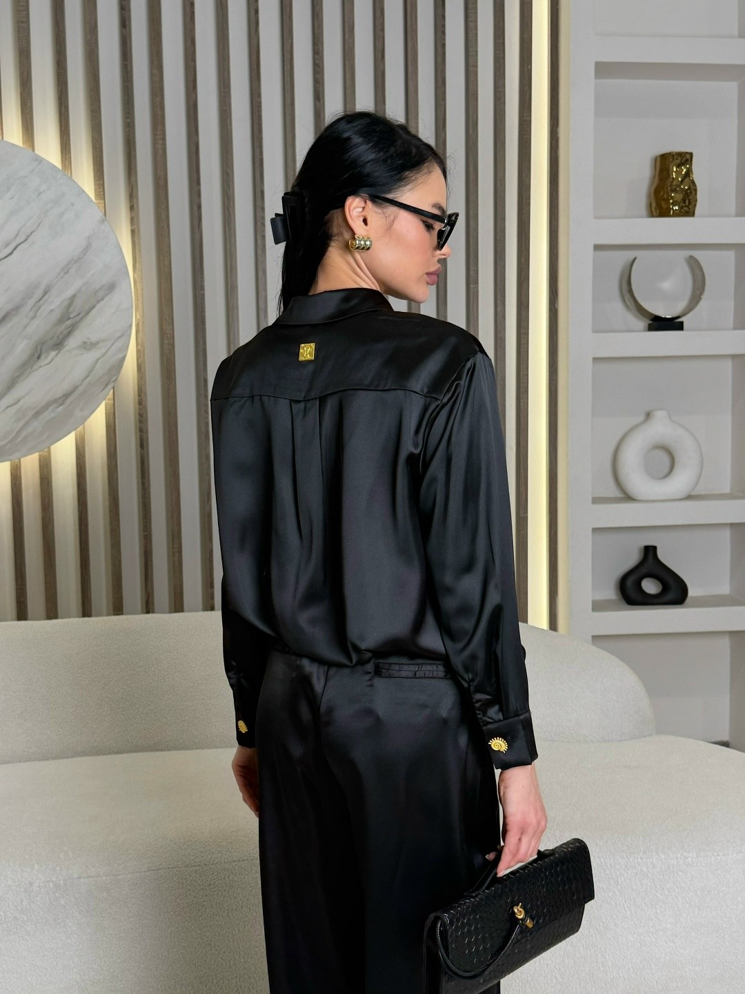 черный шелковый костюм в пижамном стиле,шелковый брючный костюм,брючный костюм,шелковый костюм,костюм с брюками