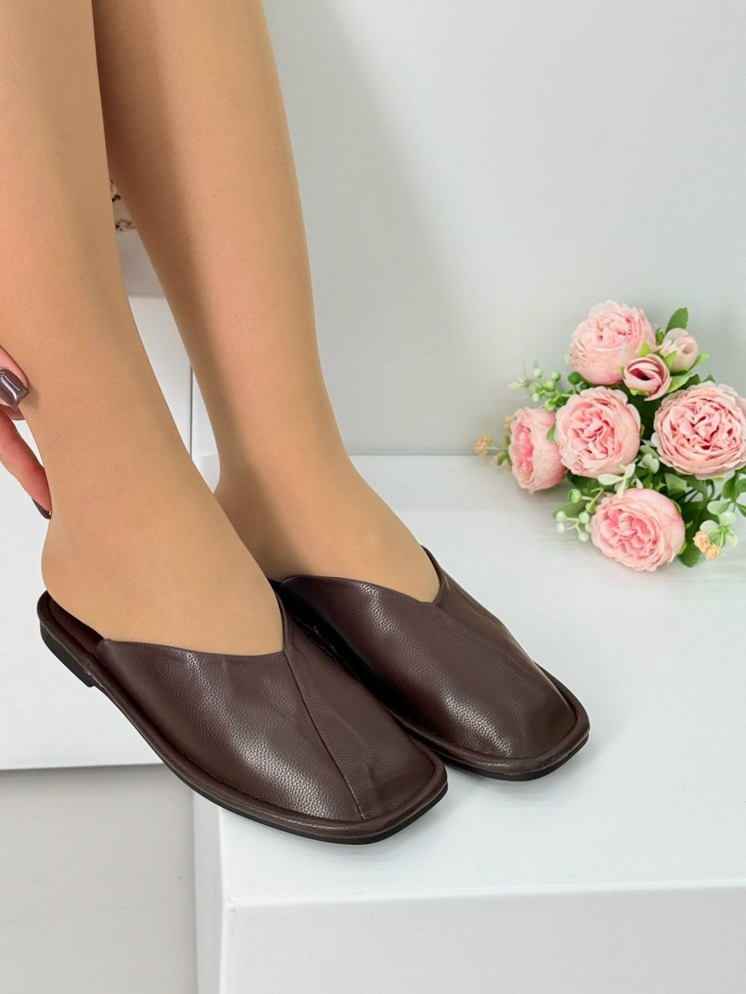 ,кожаные тапки,кожаные шлепки,женские шлепанцы,тапочки модные