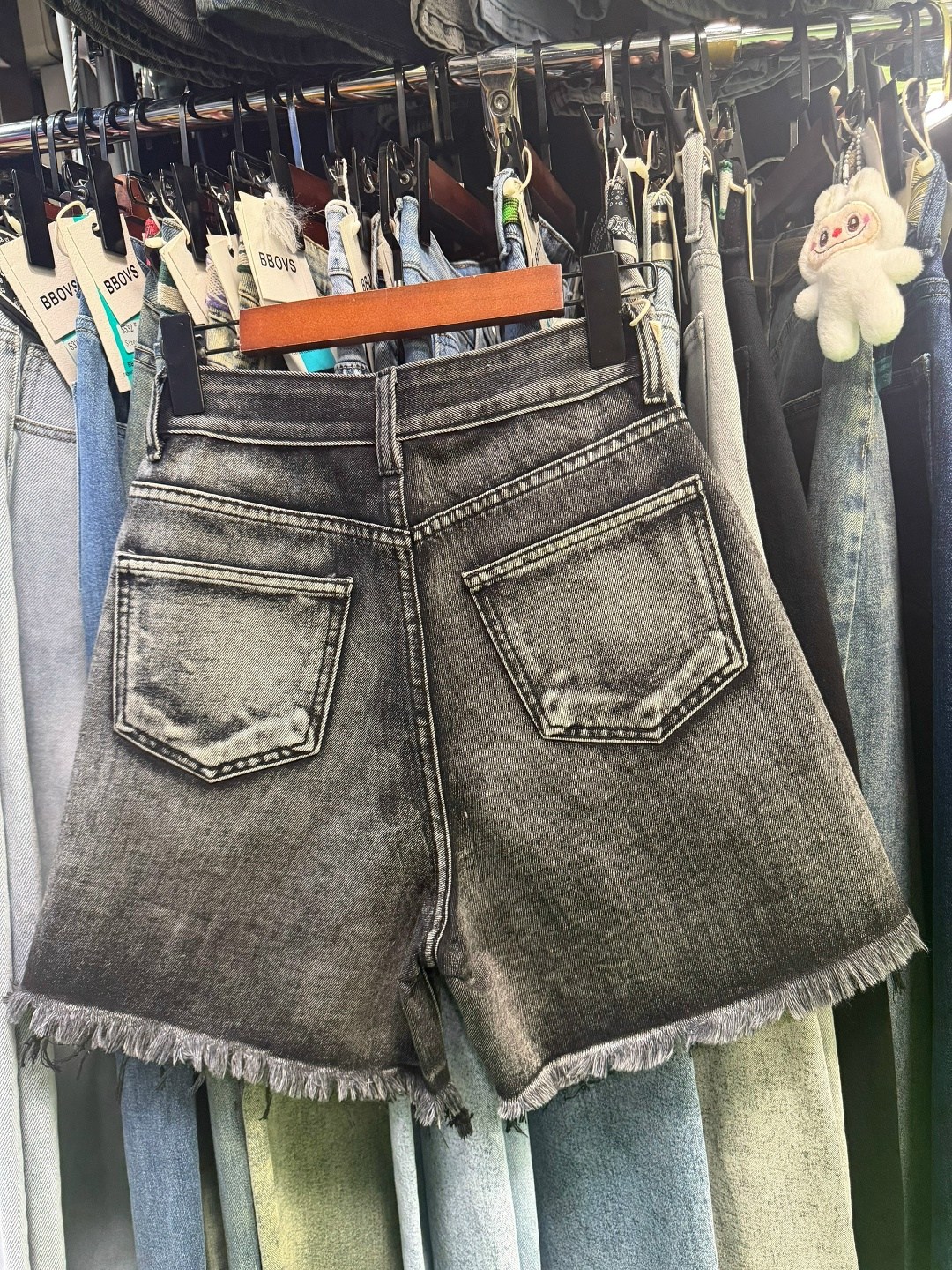 женские джинсовые шорты,джинсовые шорты,рваные джинсовые шорты,джинсовые шорты со стразами,женские шорты