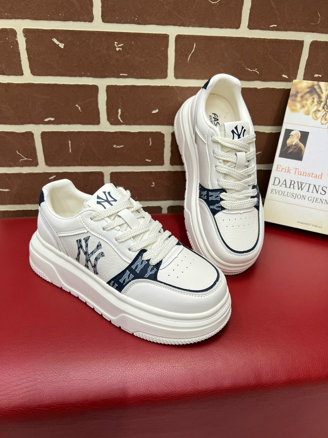 ,кроссовки женскиe,модные кроссовки, женская,кроссовки для женщин