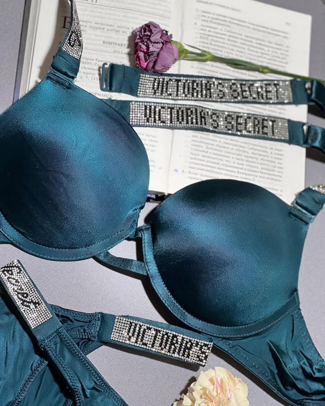 комплект нижнего белья victoria secret,нижнее белье виктория сикрет,комплект нижнего белья,нижнее белье комплект женское,комплект виктория сикрет со стразами красный