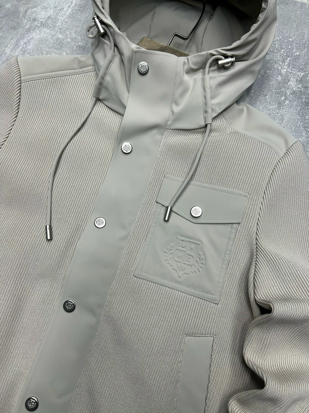 куртка,куртка бомбер,бежевая куртка,комбинированная куртка,куртка с капюшоном