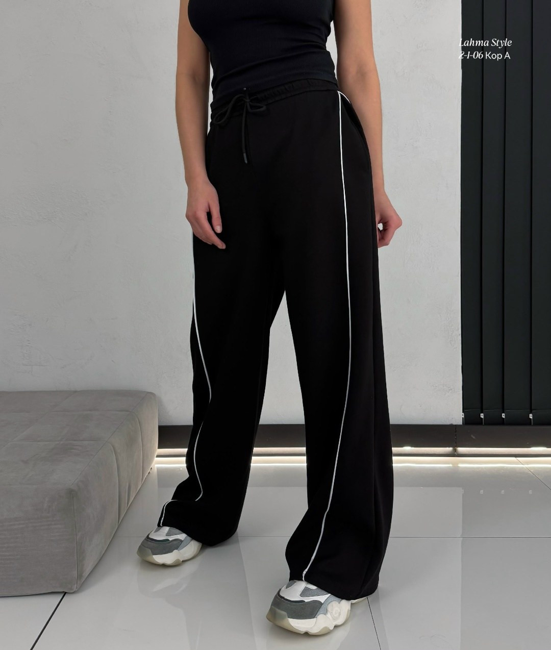 спортивные брюки,брюки широкие,брюки с широкими штанинами,спортивные женские брюки с полосками по бокам,спортивные штаны
