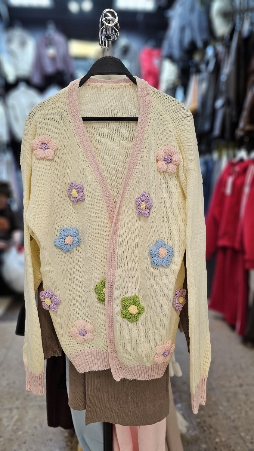 вязаный кардиган,вязаный кардиган с объемными цветами,кардиган вязанный,кофта кардиган,кардиган с цветочками