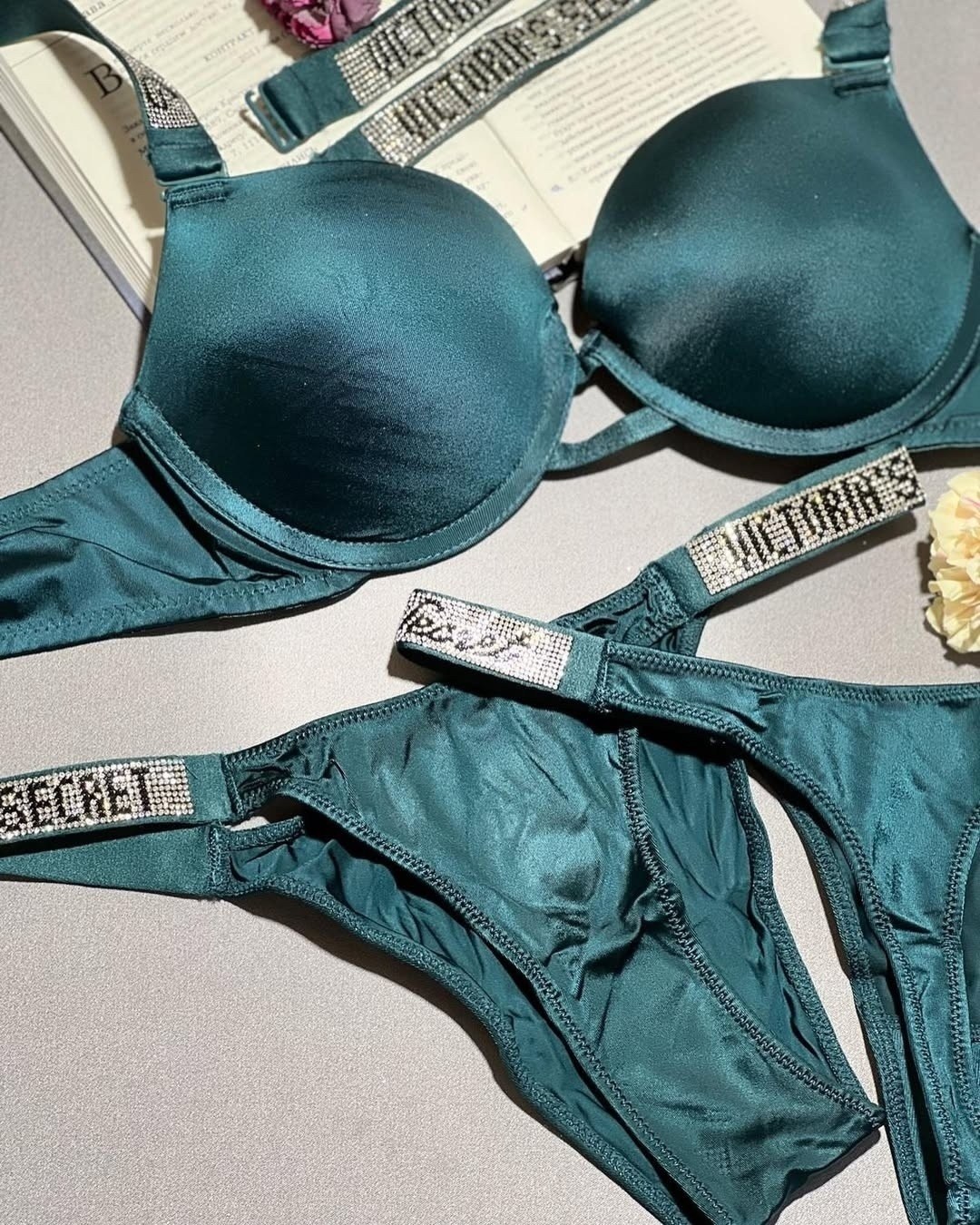 комплект нижнего белья victoria secret,нижнее белье виктория сикрет,комплект нижнего белья,нижнее белье комплект женское,комплект виктория сикрет со стразами красный
