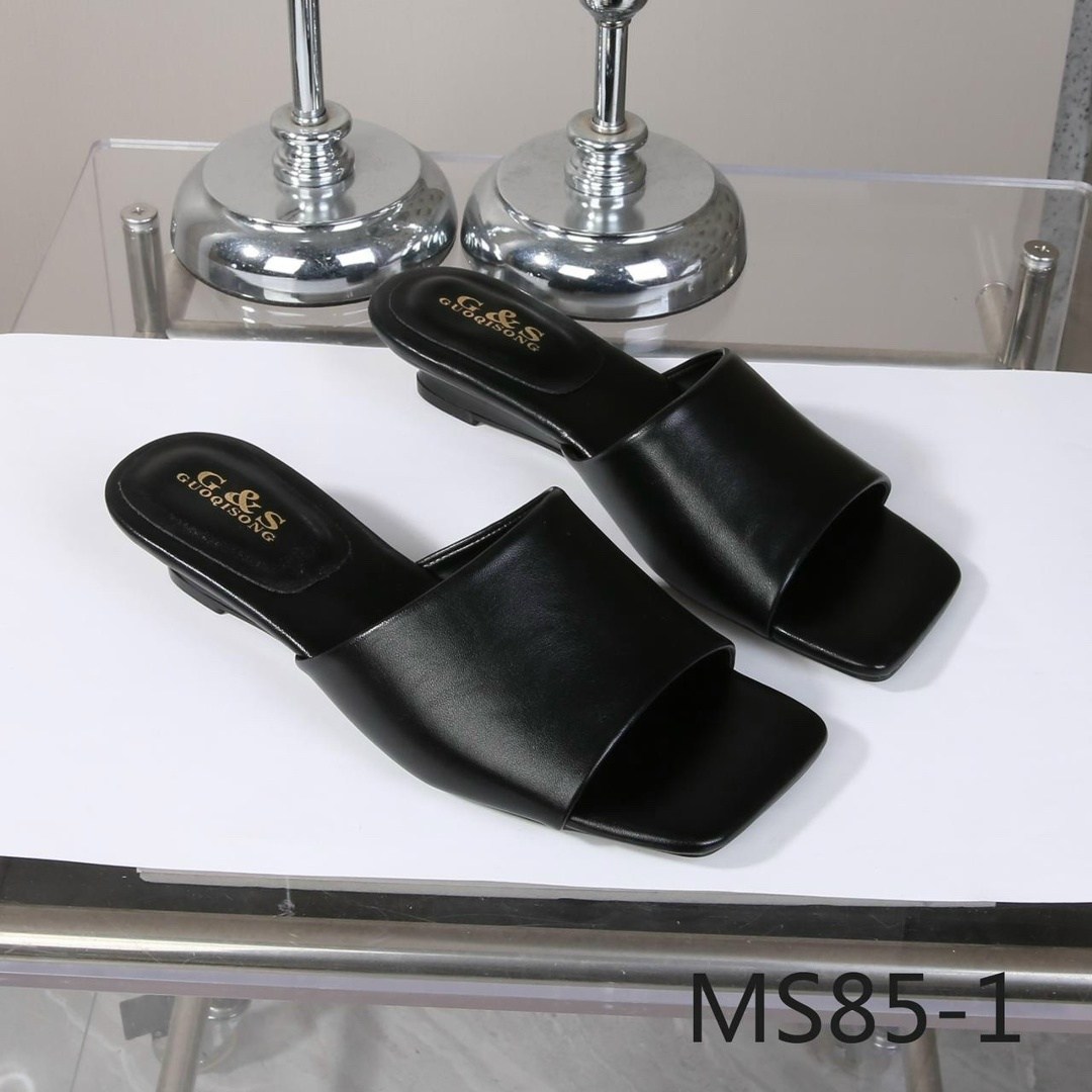 шлепанцы женские,тапочки на плоской подошве,модные тапочки,модные босоножки,модные шлепанцы