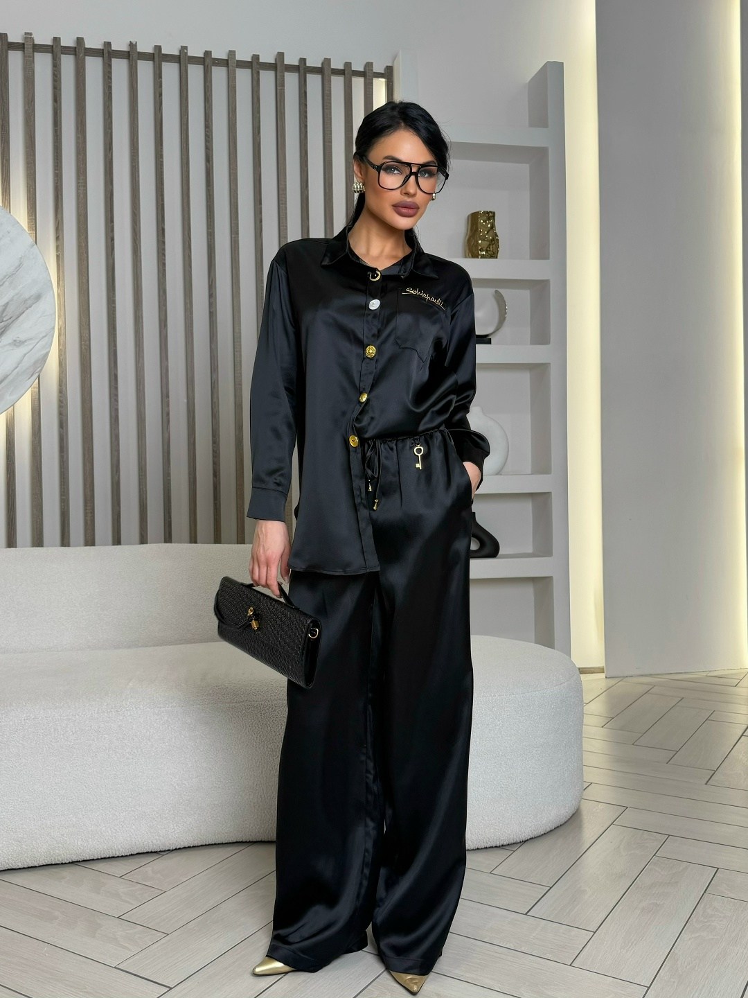 черный шелковый костюм в пижамном стиле,шелковый брючный костюм,брючный костюм,шелковый костюм,костюм с брюками