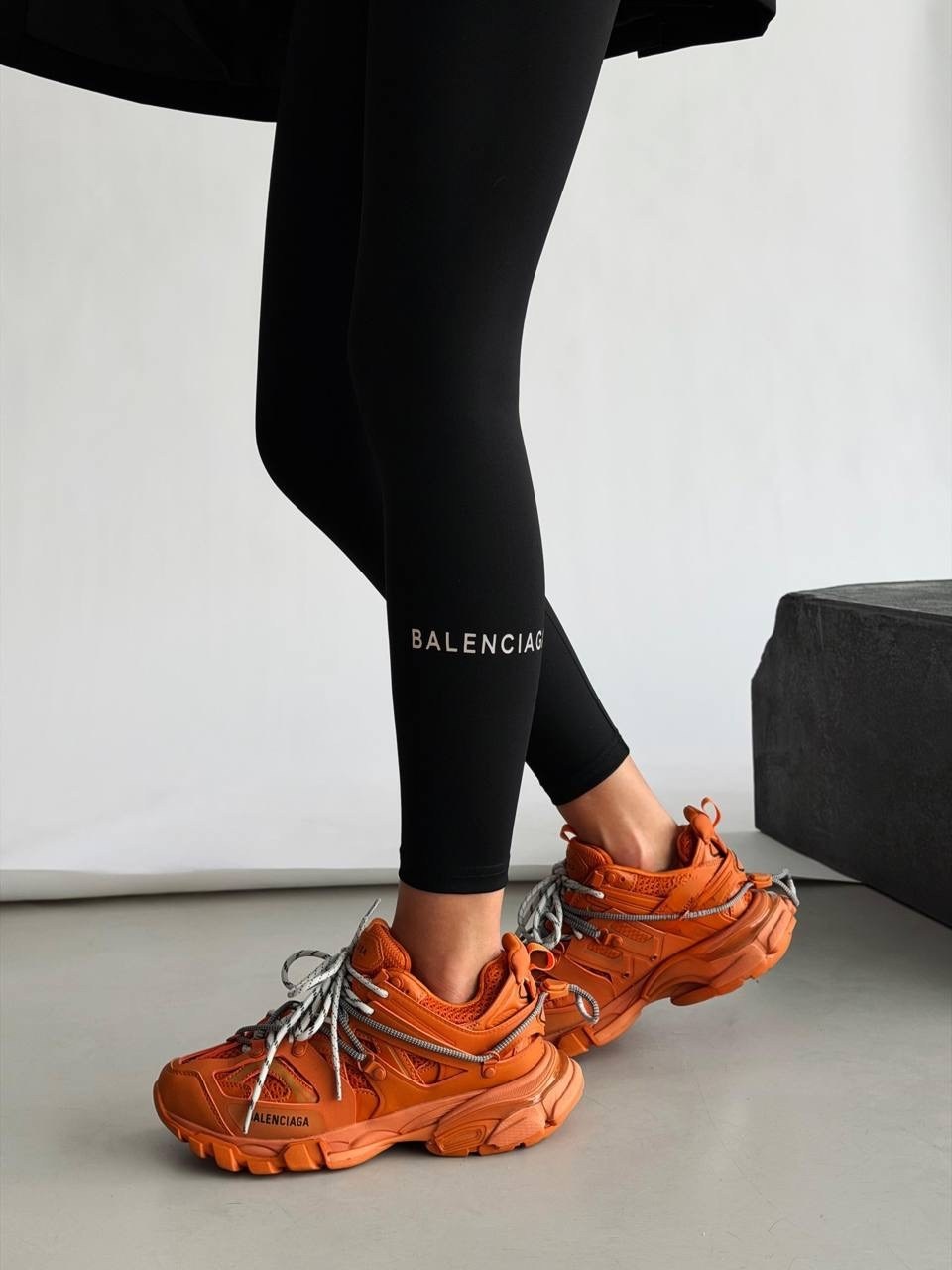 черные спортивные леггинсы balenciaga,леггинсы спортивные,легинсы balenciaga,леггинсы с логотипом balenciaga,легинсы женские