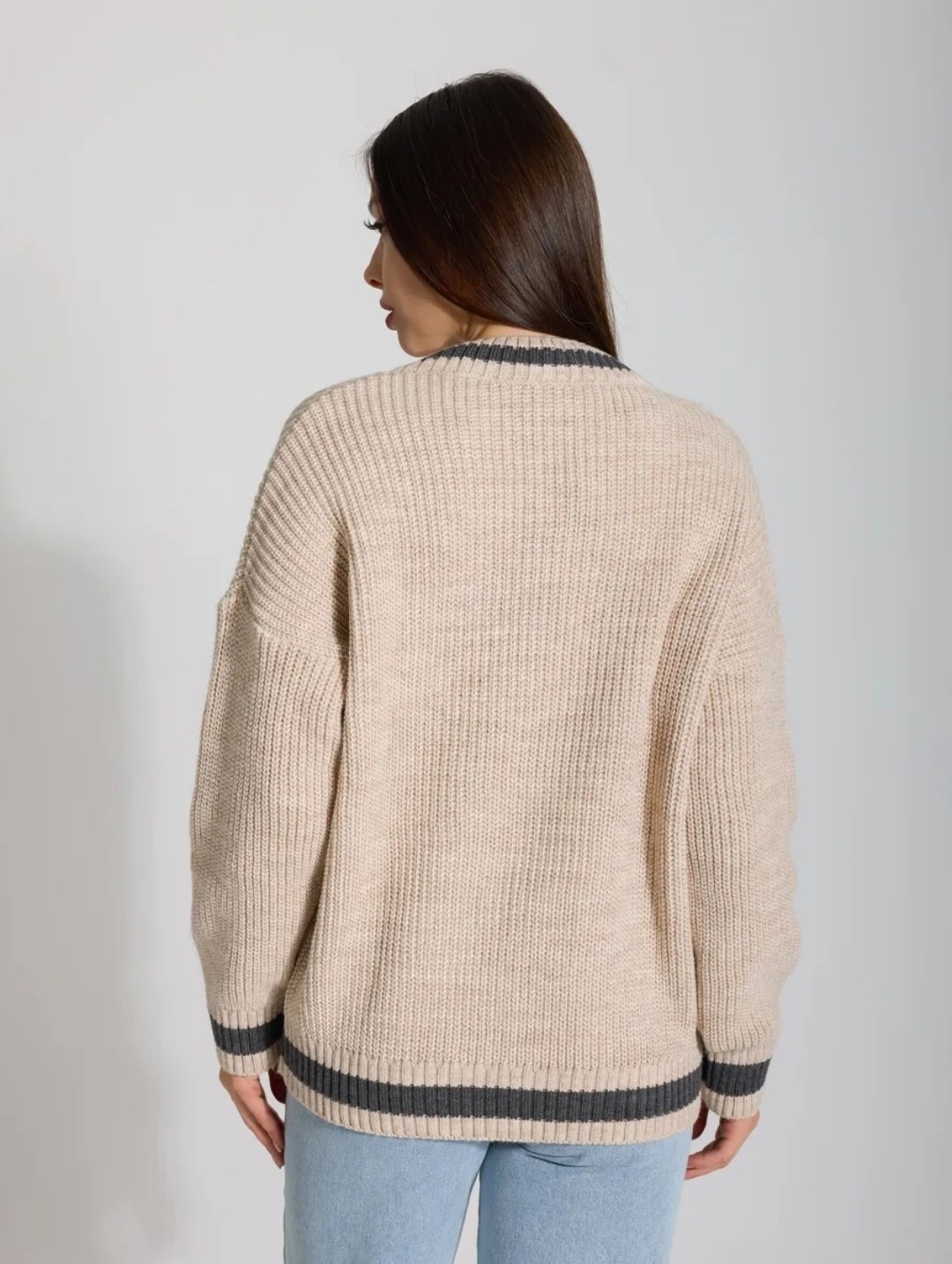 бежевый джемпер,джемпер вязаный оверсайз базовый с v-образным вырезом jashar textile,свитер женский,свитер премиум качество,джемпер модный