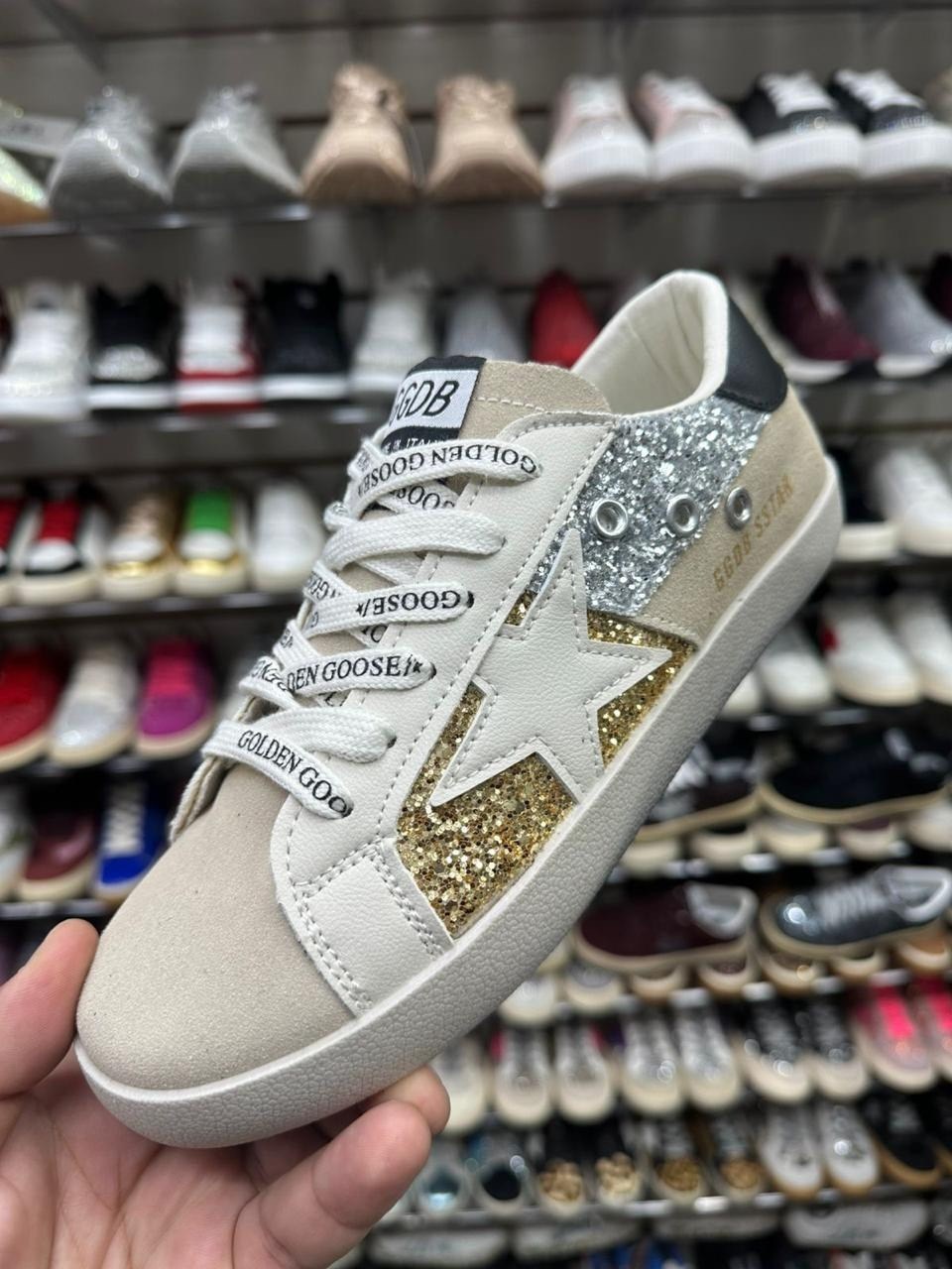 golden goose кеды super-star с блестками серебристый,кеды женские golden goose,кеды женские golden goose модель 614403,кожаные кеды golden goose superstar premium,