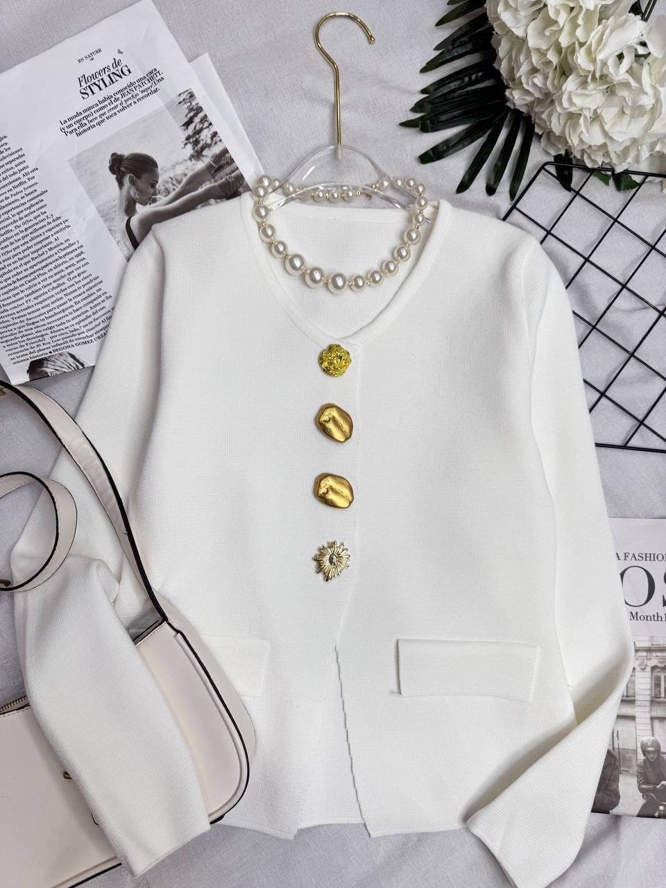 женский кардиган с большими золотыми пуговицами,кардиган на пуговицах,жакет,белый кардиган,женский кардиган