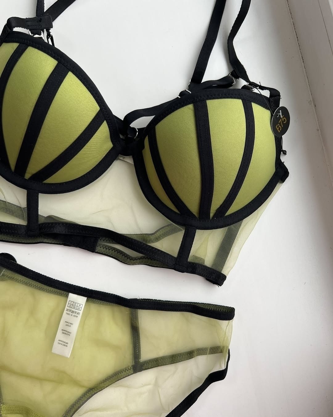 комплект нижнего белья,нижнее белье женский комплект,женское нижнее белье,комплект с бюстгальтером,женские бюстгальтеры