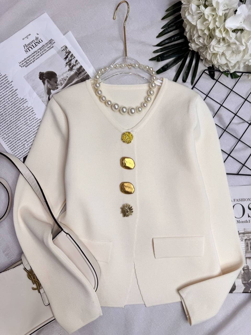 женский кардиган с большими золотыми пуговицами,кардиган на пуговицах,жакет,белый кардиган,женский кардиган