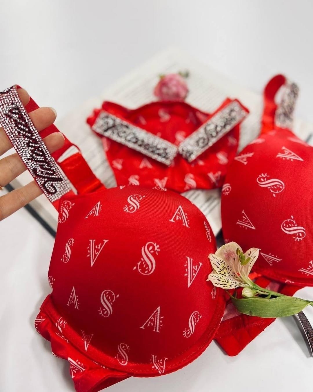 комплект нижнего белья,комплект женского нижнего белья,комплект с бюстгальтером,женские комплекты белья,бюстгальтер