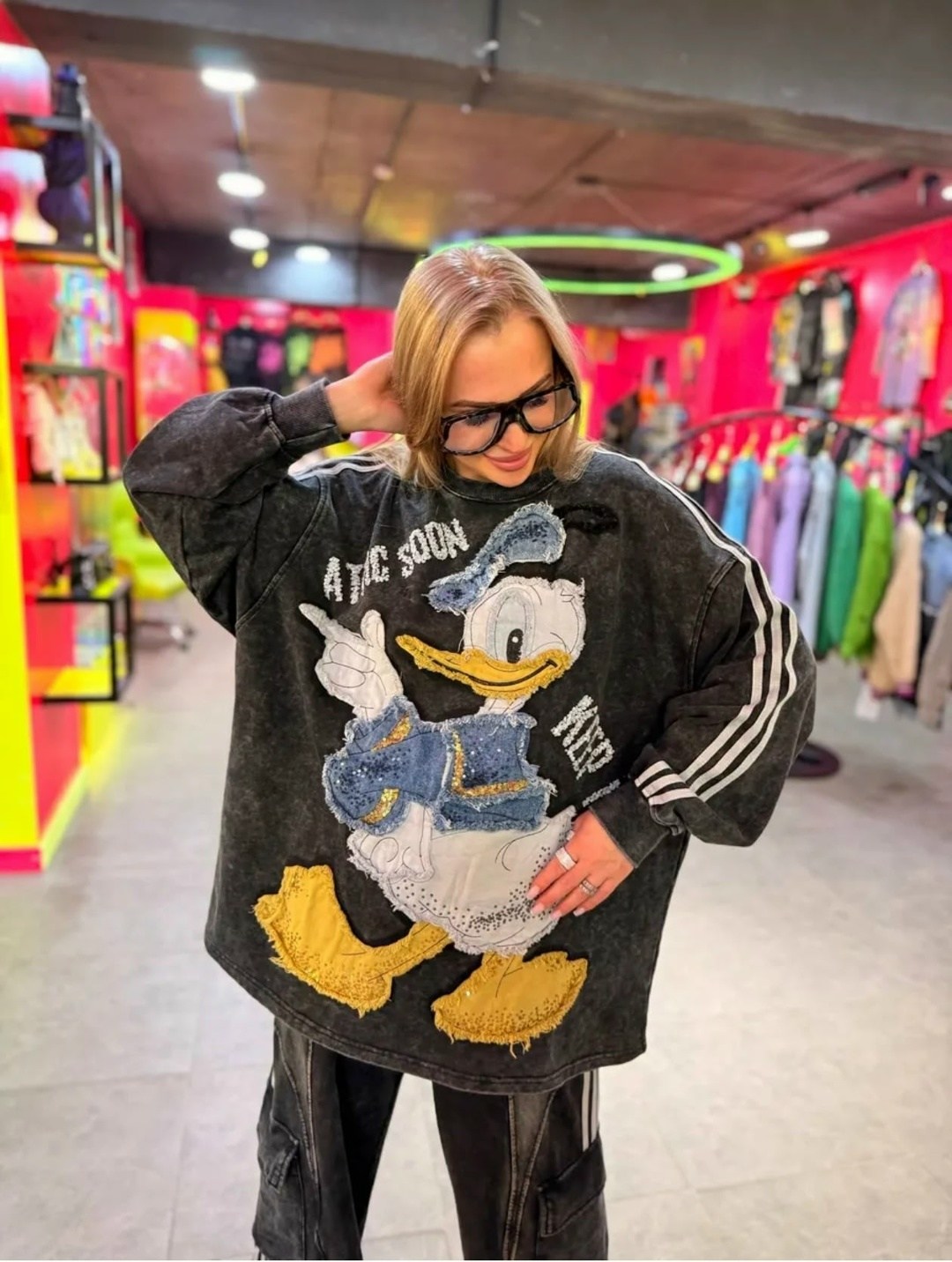 свитшот толстовка оверсайз микки маус со стразами,свитшот дисней,свитшот с принтом и пайетками оверсайз korean stars,свитшот с пайетками,свитшот женский
