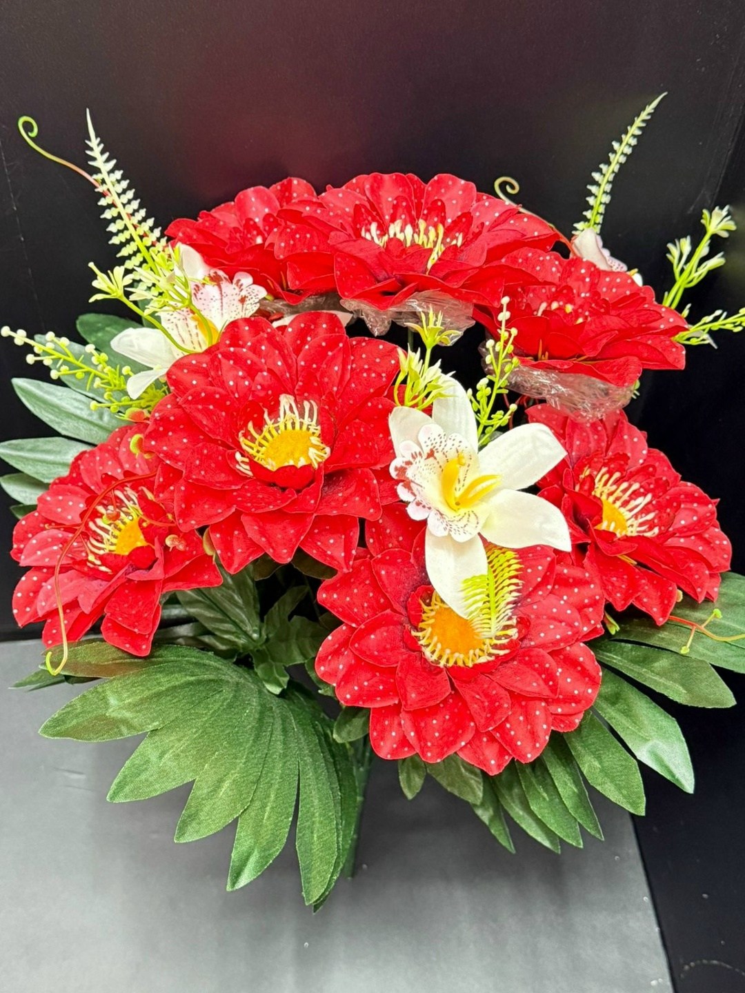 букет,искусственные цветы,корзина ритуальная из искуcственных цветов "пионы и герберы фуксия",искусственные букеты,искусственные цветы оптом