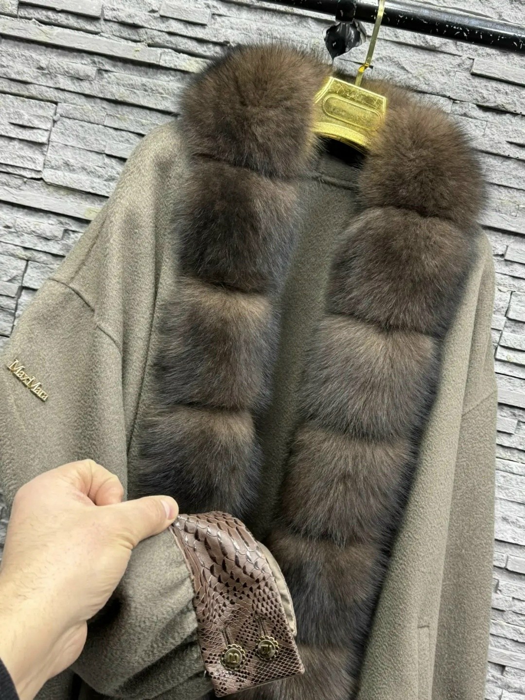 утепленное кашемировое пальто с мехом куницы,кашемировое пальто с мехом куницы yana kraft brand,кашемировое пальто серо-бежевого цвета с мехом куницы,пальто шерстяное с мехом соболя stone,кашемир паль