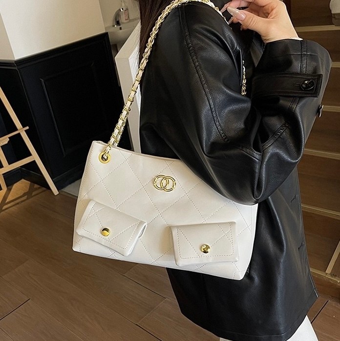 сумка с цепочкой,сумка модная женская,женская сумка на цепочке,стеганая сумка,сумка багет женская с цепочкой