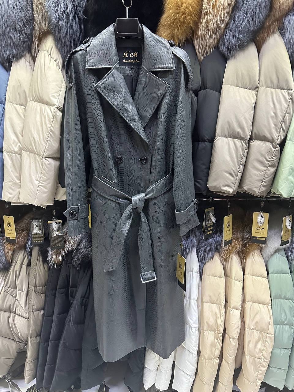 плащ женский pdonna 8025118 серый 56 ru,кожаное пальто,женский кожаный плащ из эко-кожи темно-серый,женское пальто,кожаные куртки