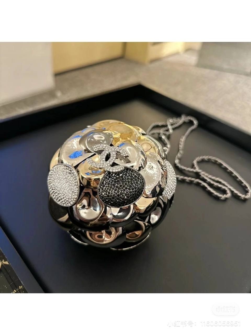 сумка женская chanel,chanel сумка,подвеска шар,ювелирное украшение,chanel клатч