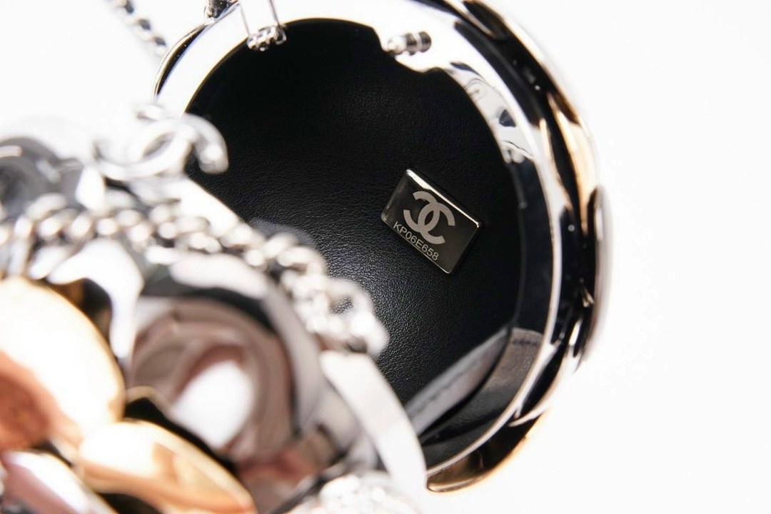 сумка женская chanel,chanel сумка,подвеска шар,ювелирное украшение,chanel клатч