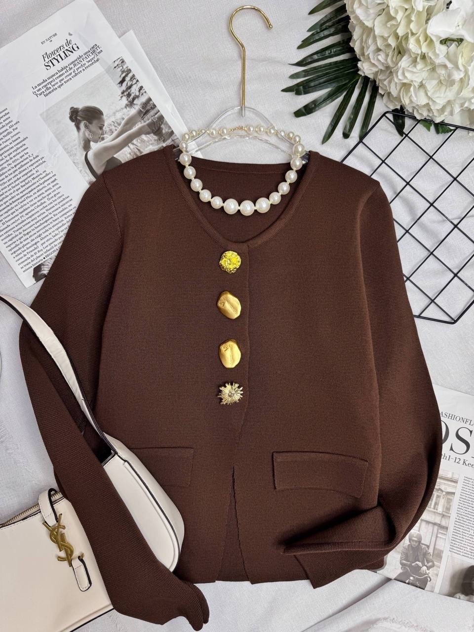 женский кардиган с большими золотыми пуговицами,кардиган на пуговицах,жакет,белый кардиган,женский кардиган