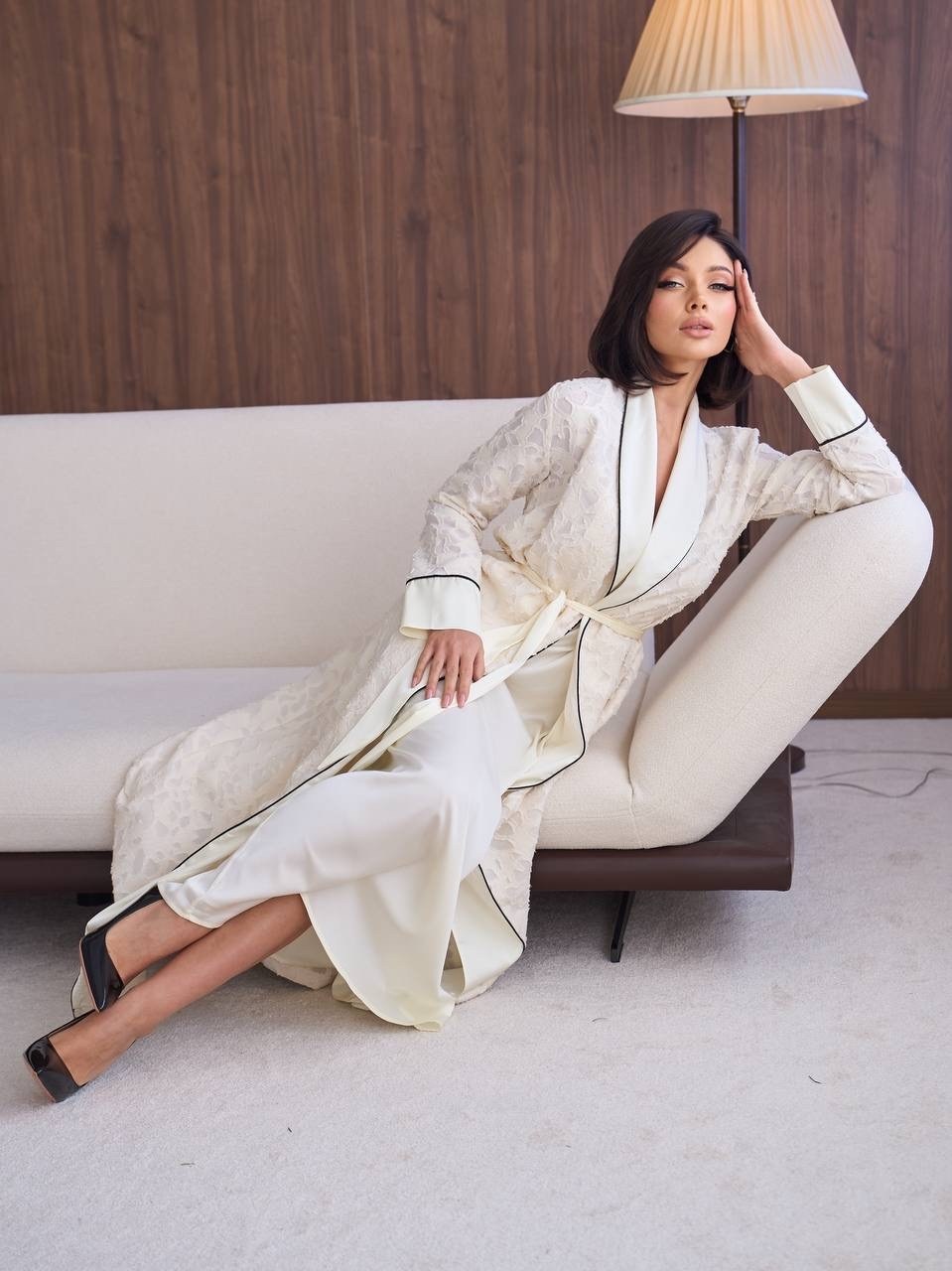 шелковый женский халат,брюнетка,красавица брюнетка,халат короткий шелковый didisi