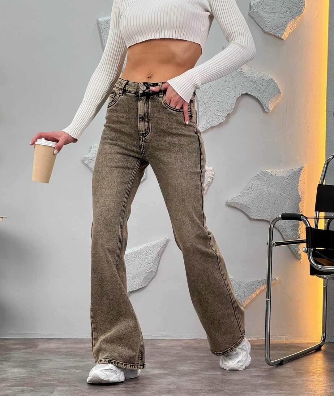 удлиненные прямые джинсы с потертостями в стиле ретро,джинсы женские,джинсы широкие,джинсы прямого кроя с элегантной рванкой,джинсы