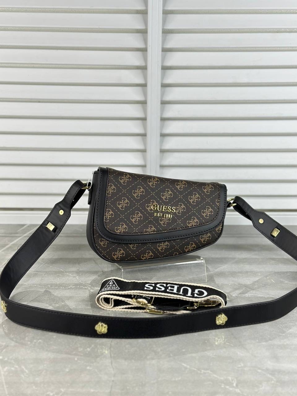 сумка guess кросс боди,сумка guess женская,сумка седло guess,сумка на плечо кросс-боди guess,сумка guess