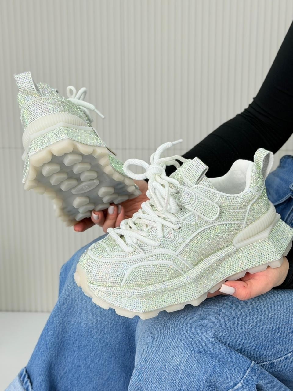 ,кроссовки женскиe,блестящие кроссовки,серебряные кроссовки,кроссовки со стразами