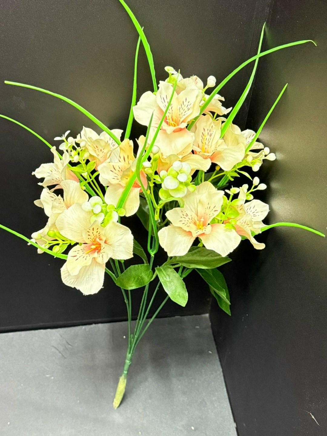 искусственные цветы,альстромерия белая,альстромерия персиковая,альстромерия венус,букет