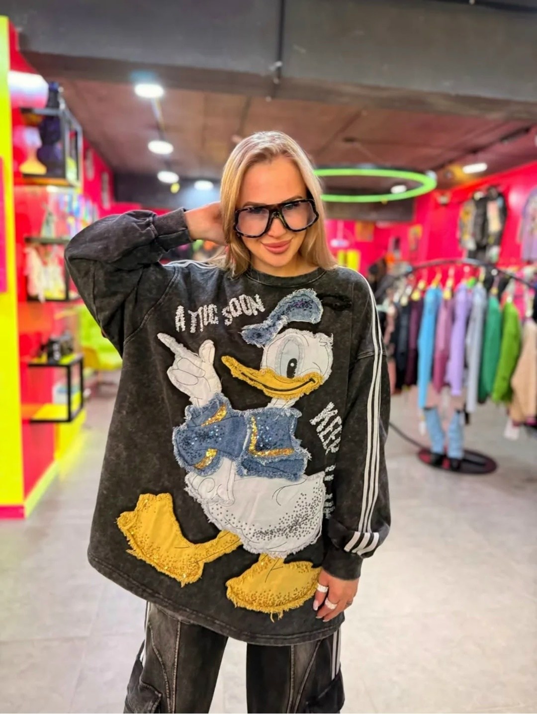свитшот толстовка оверсайз микки маус со стразами,свитшот дисней,свитшот с принтом и пайетками оверсайз korean stars,свитшот с пайетками,свитшот женский