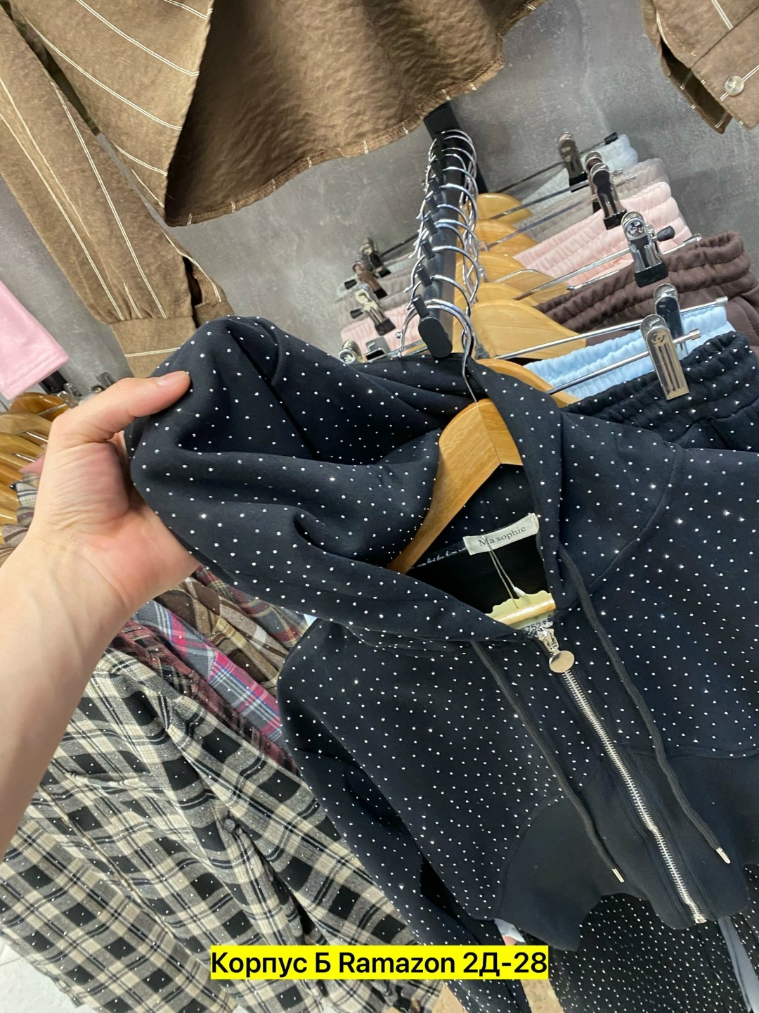 спортивные женские костюмы,женский костюм,,стильный костюм,костюм женский со стразами