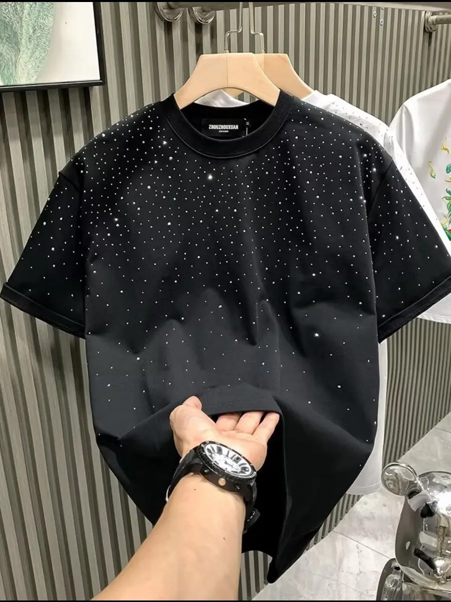 мужская футболка со стразами и заклепками,мужские футболки с заклепками,футболка со стразами,черная футболка со стразами,модные мужские футболки